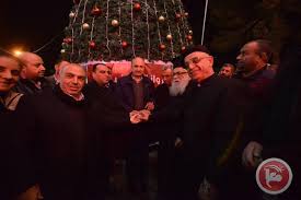 بيرزيت تضيء شجرة الميلاد دون احتفالات حدادا على أرواح الشهداء