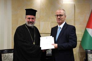 الحمد الله يتسلم دعوة لحضور قداس منتصف الليل لعيد الميلاد