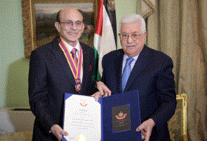 الرئيس يقلد الفنان المصري محمد صبحي النجمة الكبرى من وسام الثقافة والعلوم والفنون