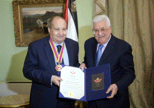 الرئيس يقلد الكاتب المصري وحيد حامد النجمة الكبرى من وسام الثقافة والعلوم والفنون