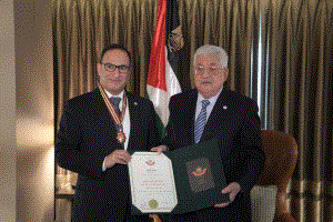 الرئيس يمنح المندوب الدائم للكويت لدى الأمم المتحدة "نجمة القدس"