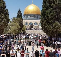 وقفة أمام المسجد الأقصى تضامنا مع الحراس المبعدين