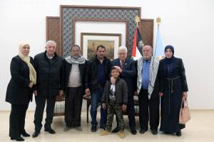 الرئيس يستقبل والدة وعائلة الشهيد أيمن حامد