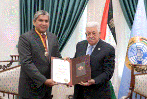 الرئيس يقلد سفير جمهورية سيرلانكا نجمة الصداقة من وسام الرئيس محمود عباس