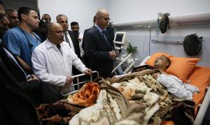 الحمد الله يعود عاطف أبو سيف ويطمئن على صحته