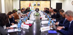 اشتيه يبحث مع قناصل وممثلي الاتحاد الأوروبي سبل مواجهة الحرب المالية