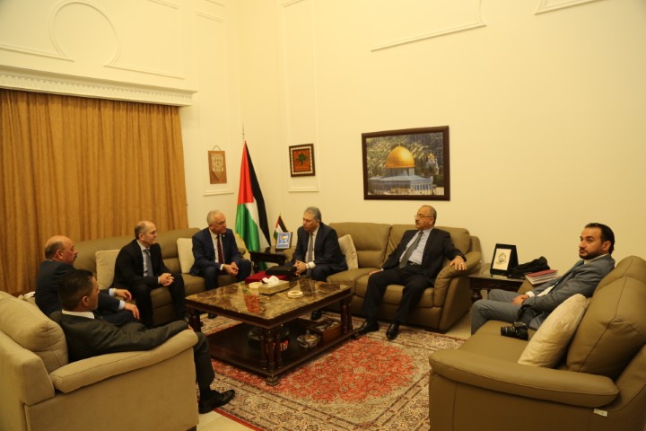 دبور يستقبل وفد رجال الاعمال الفلسطينيين