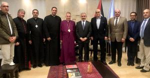 اشتية يستقبل وفدا من مطرانية القدس الأسقفية