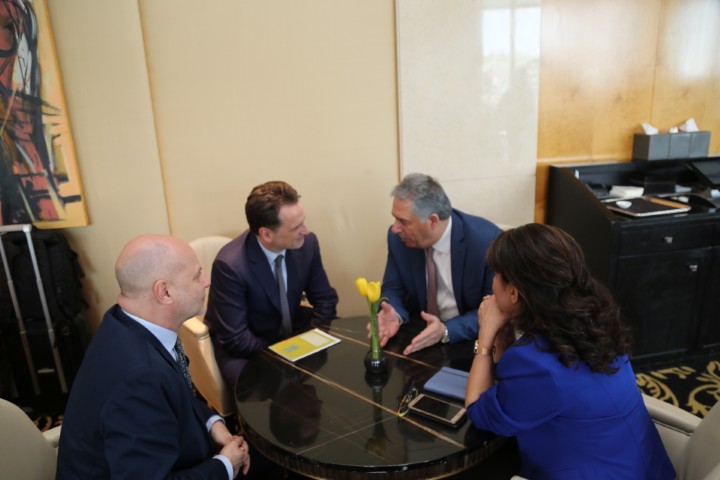 دبور يلتقي المفوض العام لوكالة الاونروا بيير كرينبول