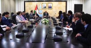 اشتية لدى لقائه كتابا أميركيين: سياسة الابتزاز لن تجبرنا على قبول “صفقة القرن”