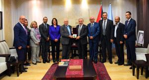 اشتية يؤكد ضرورة تكريس ثقافة الإبداع والتميز وإحياء قيم العمل التطوعي