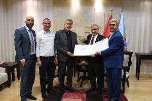 اشتية يتسلم مسودة أطلس دولة فلسطين للأسماء الجغرافية