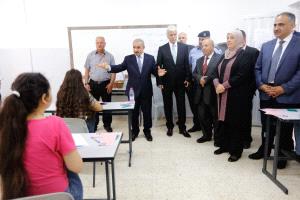 اشتية يتفقد قاعات امتحان الثانوية العامة في بلدة سلواد شرق رام الله
