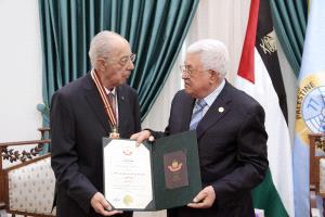 الرئيس يقلد الشيخ محمد منير الأنصاري "نجمة القدس"