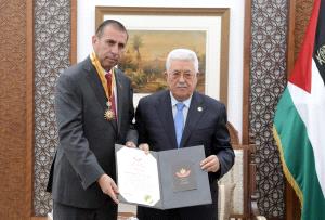 الرئيس يقلد رئيس اللجنة البرلمانية تشيلي – فلسطين نجمة بيت لحم