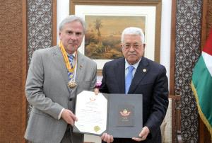 الرئيس يقلد سيناتور تشيلي نجمة بيت لحم