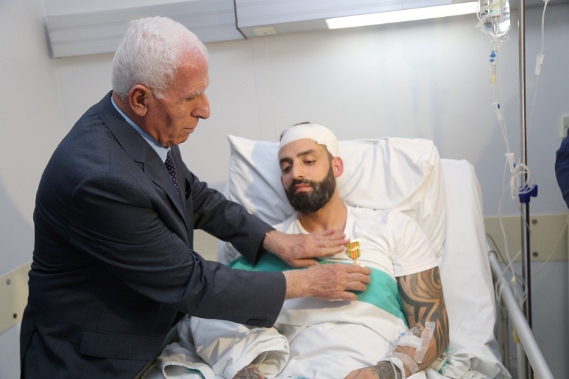 الاحمد يقلد صابر مراد ميدالية الشجاعة من وسام الرئيس ياسر عرفات