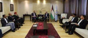 اشتية يلتقي وفدا من الطائفة السامرية ويطلع على احتياجاتها