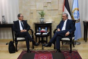 اشتية يبحث مع المبعوث الياباني لعملية السلام سبل دعم مشاريع تنموية