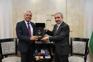 اشتية يتسلم التقرير السنوي لهيئة تسوية الأراضي والمياه لعام 2018