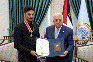 الرئيس يقلد الشاعر مروان مخول وسام الثقافة والعلوم والفنون