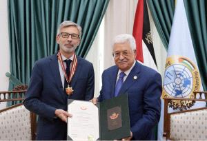 الرئيس يقلد القنصل الفرنسي العام "نجمة القدس" من وسام القدس