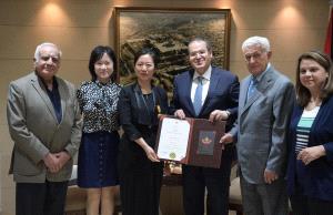 الرئيس يمنح نائب مدير مكتب الصين "ميدالية الإنجاز" لانتهاء مهامها في فلسطين