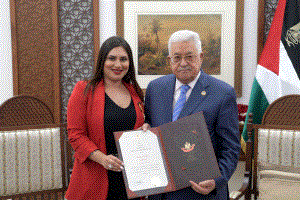 الرئيس يقلد الفنانة نانسي حوا "ميدالية الإنجاز"