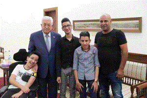 الرئيس يستقبل مواطنا من القدس برفقة أبنائه