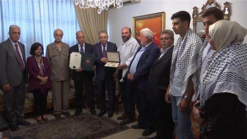 دبور يقلد فاخوري وسام الرئيس ياسر عرفات