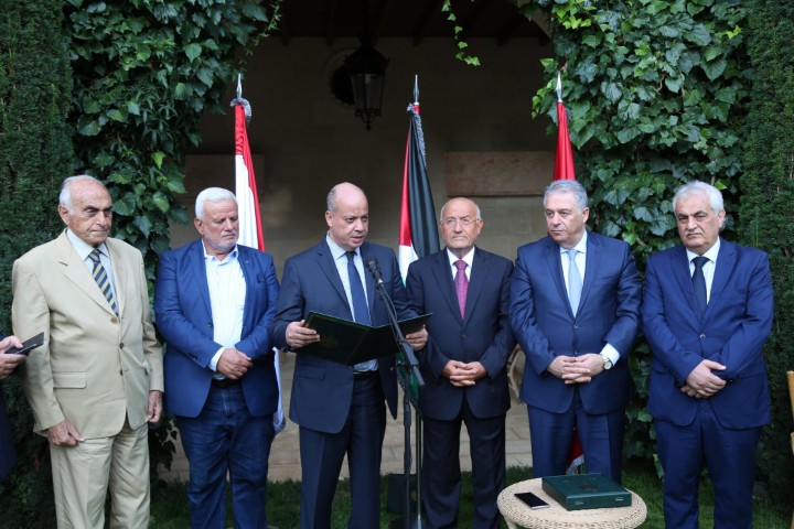 دبور يقلد العريضي وسام الرئيس ياسر عرفات