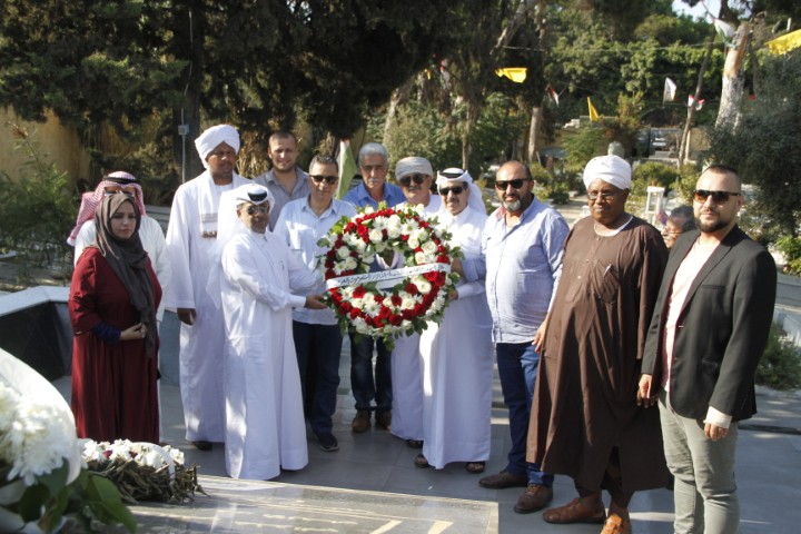 وفد الإتحاد العربي للعمل التطوعي والإعلام يزور مثوى شهداء الثورة الفلسطينية ويضع إكليلاً من الورد