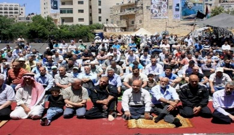 العشرات يؤدون "الجمعة" بخيمة الاعتصام في أبو ديس إسنادا للأسرى