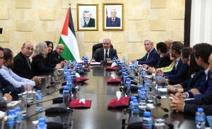 اشتية يبحث مع وفد من المنظمات غير الحكومية الأجنبية تعزيز التعاون