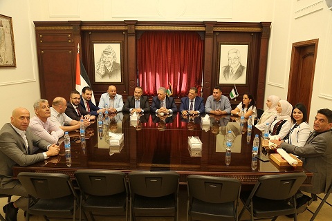 السفير دبور يستقبل نقيب اطباء الاسنان الفلسطينيين على رأس وفد