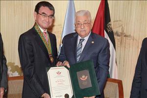 الرئيس يمنح وزير الدفاع الياباني وسام النجمة الكبرى من وسام القدس