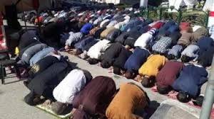 العشرات يؤدون "الجمعة" بخيمة الاعتصام في أبو ديس إسنادا للأسرى