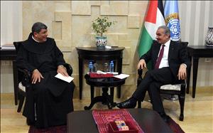 اشتية يتسلم دعوة لحضور قداس منتصف الليل حسب التوقيت الغربي