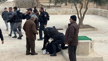 الاحتلال يعتدي بوحشية على المتواجدين بالأقصى بعد صلاة الفجر ويلاحقهم