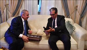 اشتية يبحث الاستفادة من الخبرة التونسية في تعبئة وتسويق زيت الزيتون