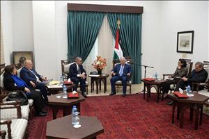 الرئيس يستقبل اشتية ويشيد بالجهود الجبارة لمواجهة فيروس "كورونا"