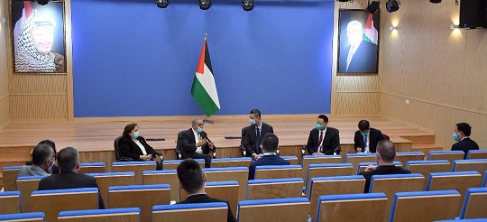 اشتية للوفد الطبي الصيني: استفدنا من التجربة الصينية في مواجهة وباء "كورونا"