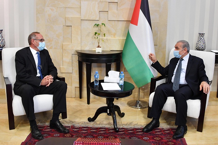 اشتية يستقبل رئيس بعثة الشرطة الأوروبية لمناسبة انتهاء مهامه الرسمية