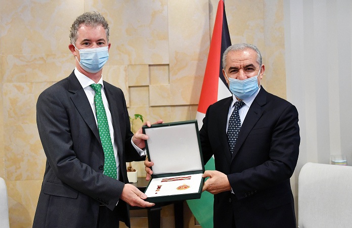 نيابة عن الرئيس: اشتية يقلد سفير ايرلندا لدى فلسطين وسام نجمة القدس