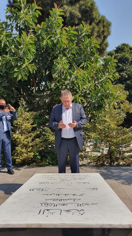 السفير دبور يقرأ الفاتحة على روح المفتي الحاج امين الحسيني