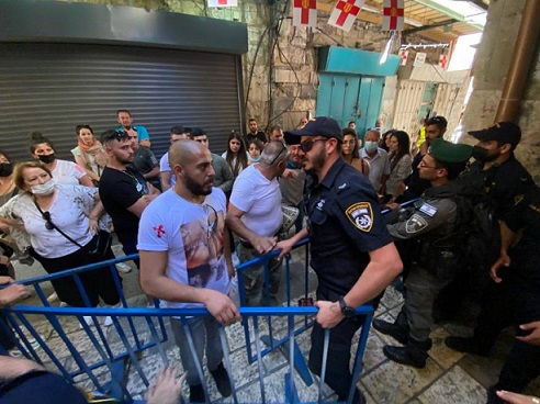 شرطة الاحتلال تعتدي على المسيحيين المحتفلين بسبت النور في القدس