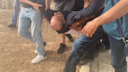 "محدث" وقوع عشرات الاصابات بين المواطنين بعد اقتحام شرطة الاحتلال للمسجد الأقصى