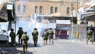 3 إصابات بالرصاص الحي والعشرات بالاختناق بمواجهات مع الاحتلال في الخليل