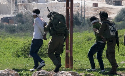 الاحتلال يعتقل 20 مواطنا من الضفة بينهم مصاب