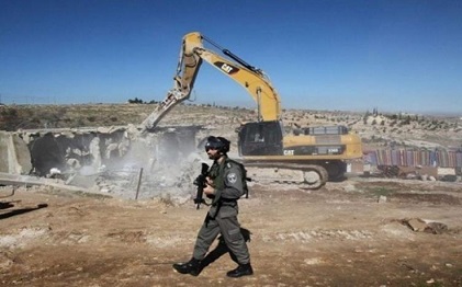 الاحتلال يخطر بهدم منزل قيد الانشاء وبركس لتربية الماشية غرب بيت لحم